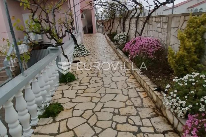 Otok Rab, Lopar, višenamjenska kuća s poslovnom i stambenom namjenom na atraktivnoj lokaciji