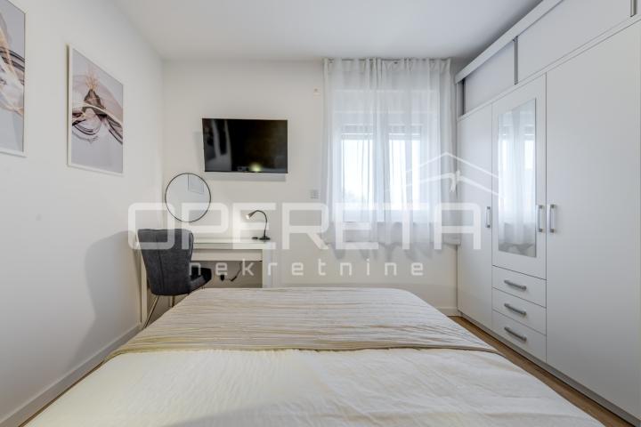 Novoizgrađena moderna vila s garažom i bazenom, Kaštel Novi