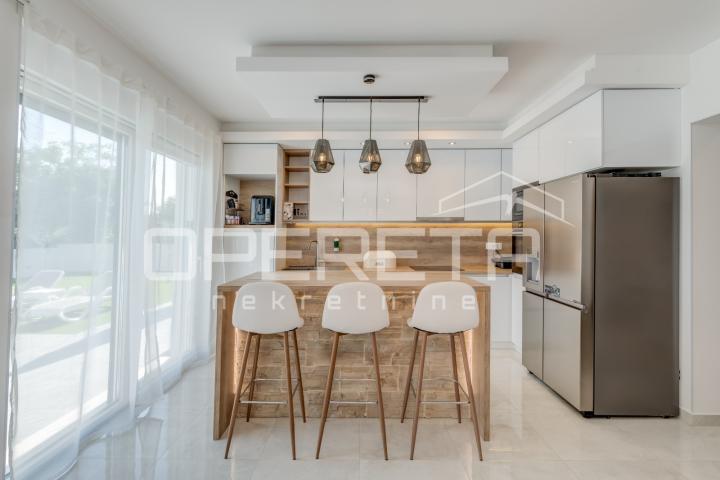 Novoizgrađena moderna vila s garažom i bazenom, Kaštel Novi
