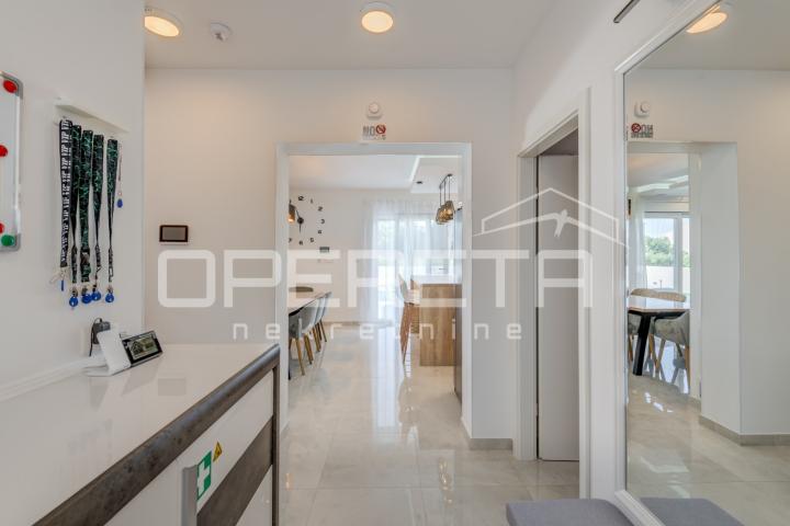 Novoizgrađena moderna vila s garažom i bazenom, Kaštel Novi