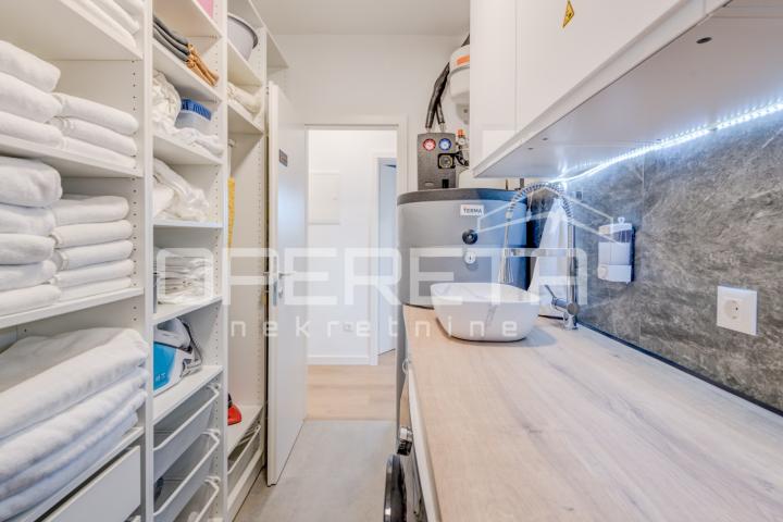 Novoizgrađena moderna vila s garažom i bazenom, Kaštel Novi