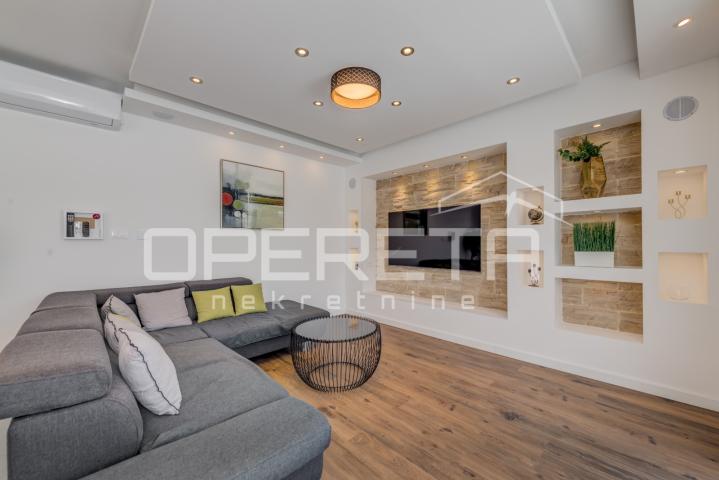 Novoizgrađena moderna vila s garažom i bazenom, Kaštel Novi