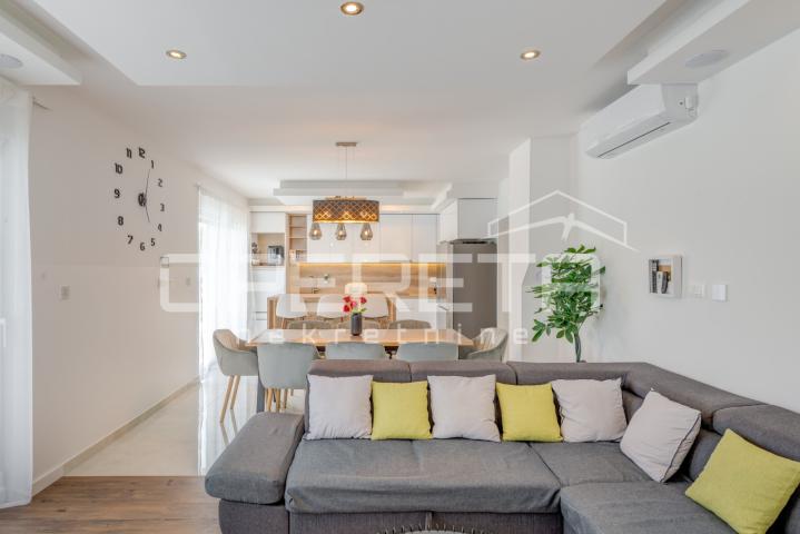 Novoizgrađena moderna vila s garažom i bazenom, Kaštel Novi