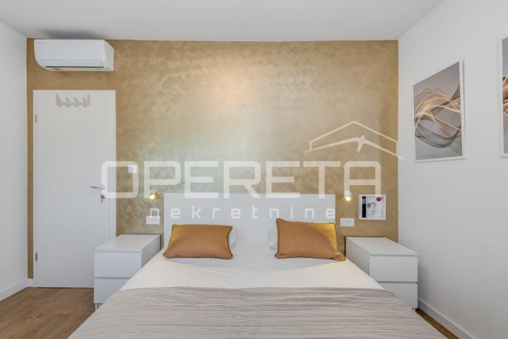 Novoizgrađena moderna vila s garažom i bazenom, Kaštel Novi