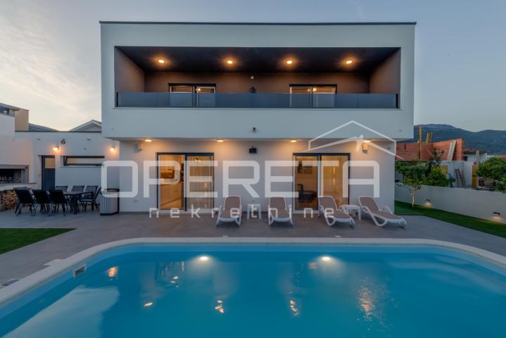 Novoizgrađena moderna vila s garažom i bazenom, Kaštel Novi