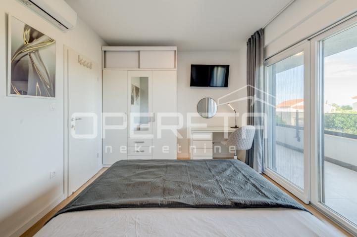 Novoizgrađena moderna vila s garažom i bazenom, Kaštel Novi