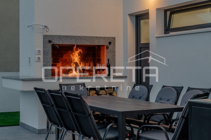 Novoizgrađena moderna vila s garažom i bazenom, Kaštel Novi