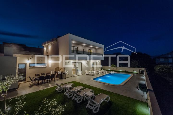 Novoizgrađena moderna vila s garažom i bazenom, Kaštel Novi