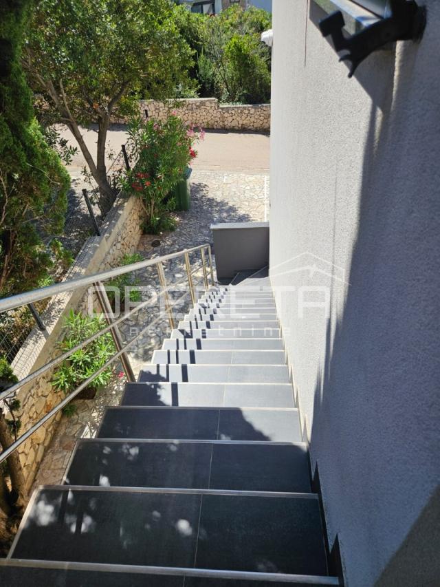 Investicijska prilika u Novalji, kuća sa više stambenih jedinica 
