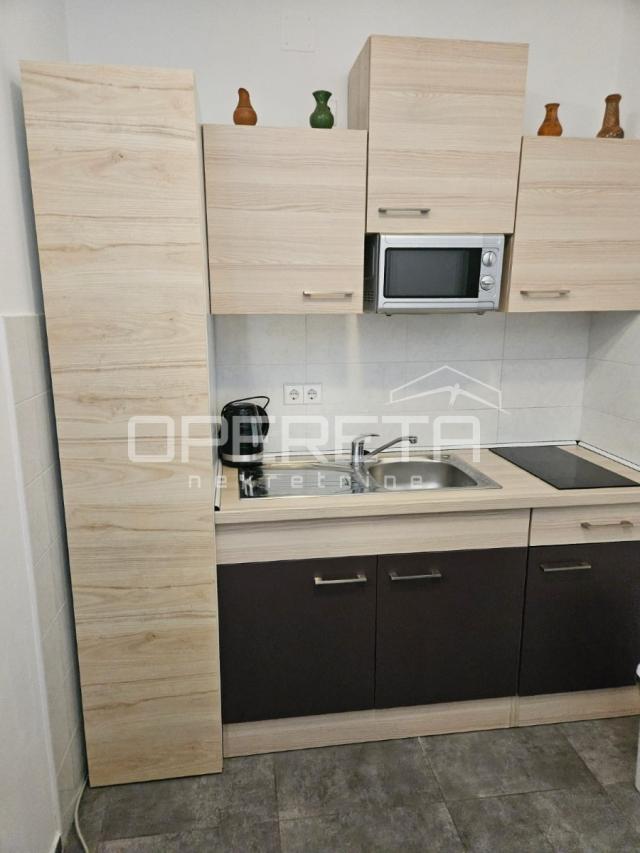 Investicijska prilika u Novalji, kuća sa više stambenih jedinica 
