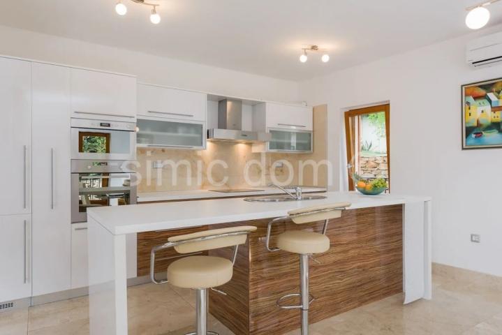 Apartman s vrtom tik do mora, Brač