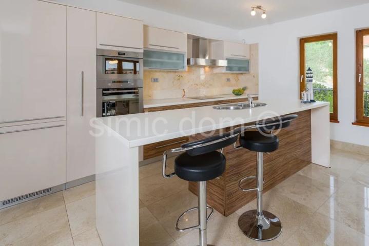 Prostrani apartman tik do mora, Brač