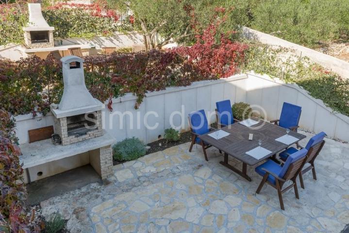 Prostrani apartman tik do mora, Brač