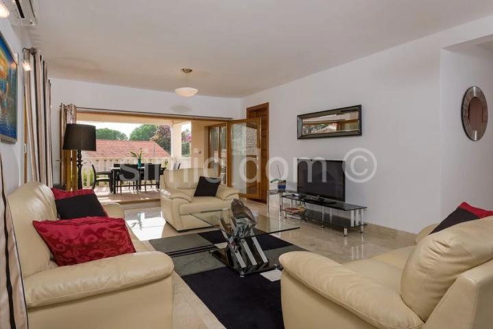 Prostrani apartman tik do mora, Brač