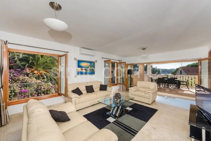 Prostrani apartman tik do mora, Brač