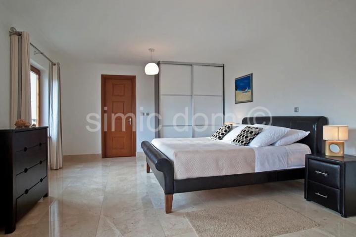 Prostrani apartman tik do mora, Brač