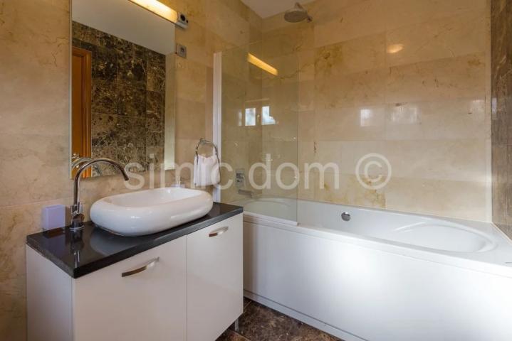 Prostrani apartman tik do mora, Brač