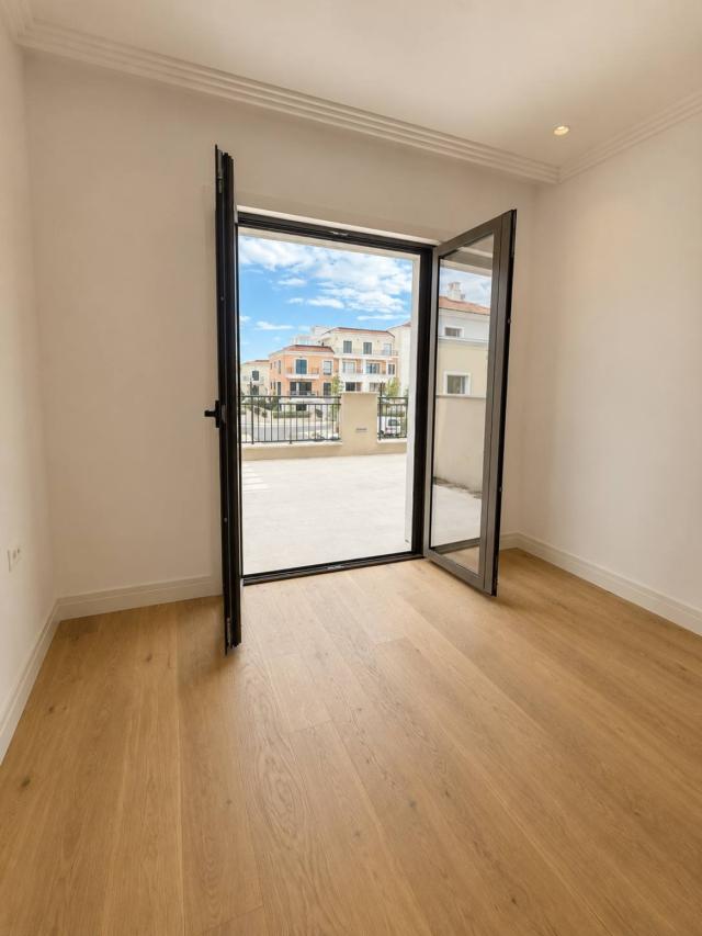 Elegantna rezidencija sa privatnim vrtom u Luštica Bay-u, Centrale
