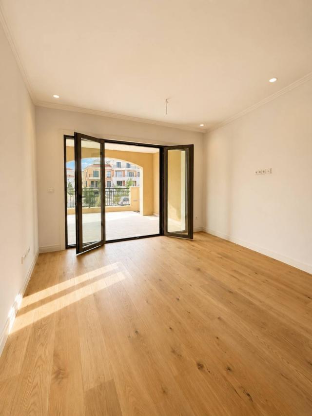 Elegantna rezidencija sa privatnim vrtom u Luštica Bay-u, Centrale