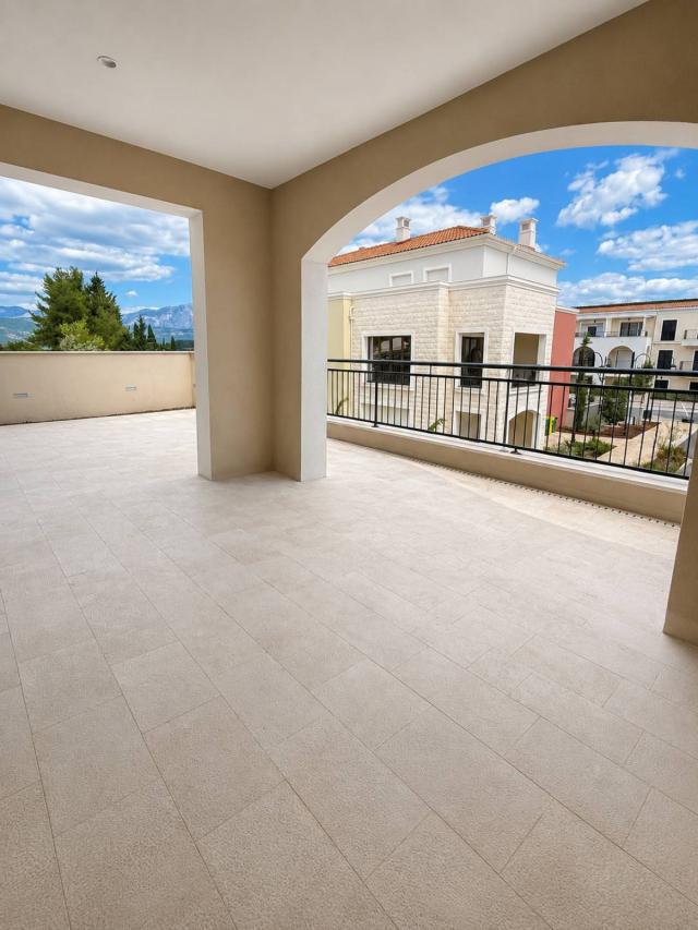 Elegantna rezidencija sa privatnim vrtom u Luštica Bay-u, Centrale