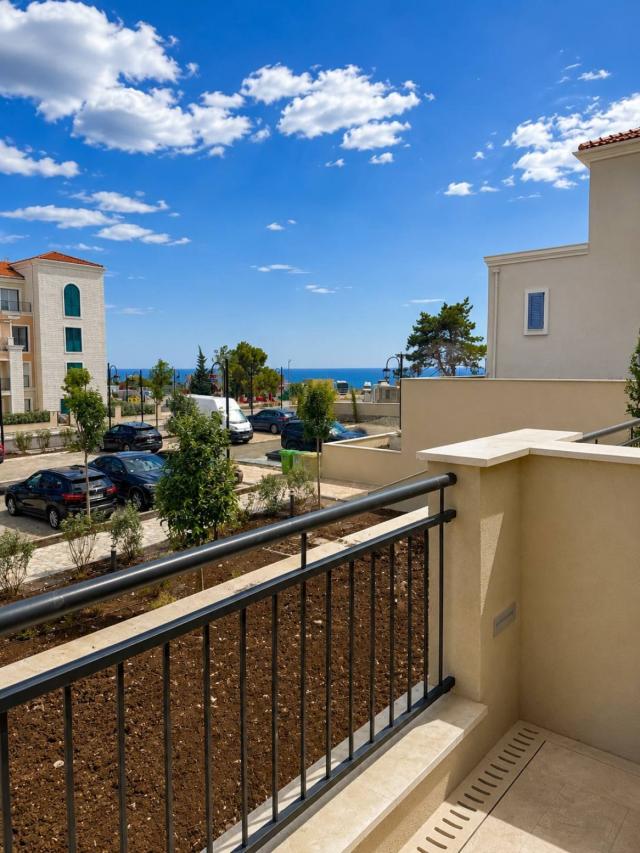 Elegantna rezidencija sa privatnim vrtom u Luštica Bay-u, Centrale