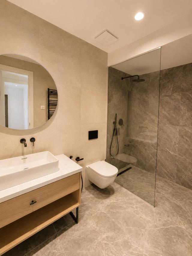 Elegantna rezidencija sa privatnim vrtom u Luštica Bay-u, Centrale