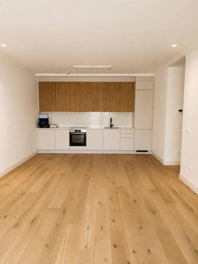 Elegantna rezidencija sa privatnim vrtom u Luštica Bay-u, Centrale