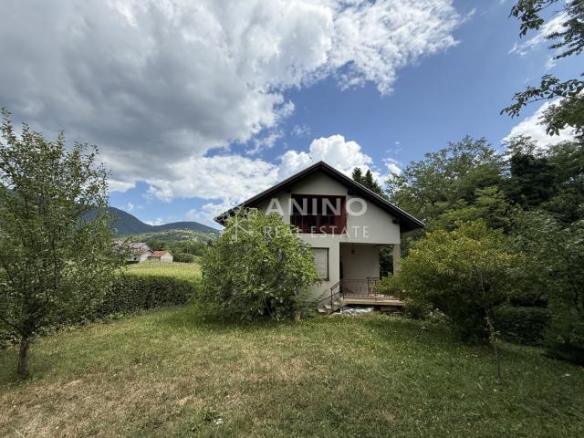 Radoboj – Prostrana obiteljska kuća s garažom i 640 m² ograđene okućnice