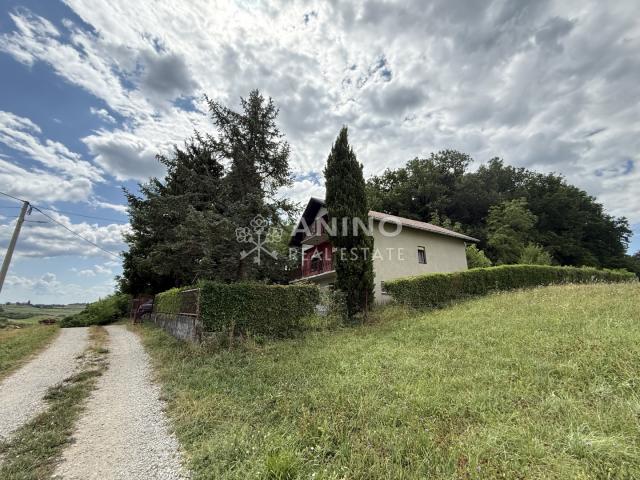 Radoboj – Prostrana obiteljska kuća s garažom i 640 m² ograđene okućnice