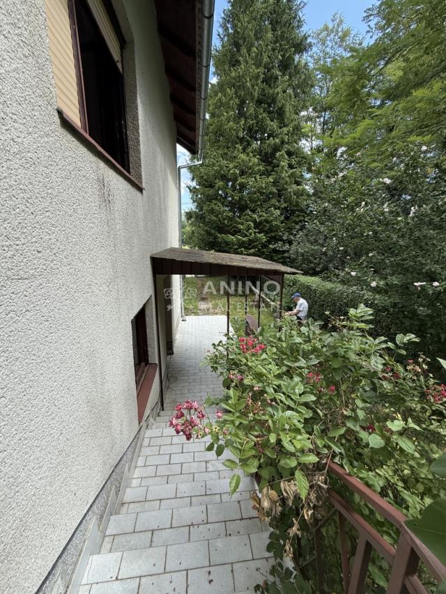 Radoboj – Prostrana obiteljska kuća s garažom i 640 m² ograđene okućnice