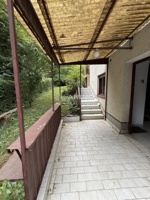 Radoboj – Prostrana obiteljska kuća s garažom i 640 m² ograđene okućnice