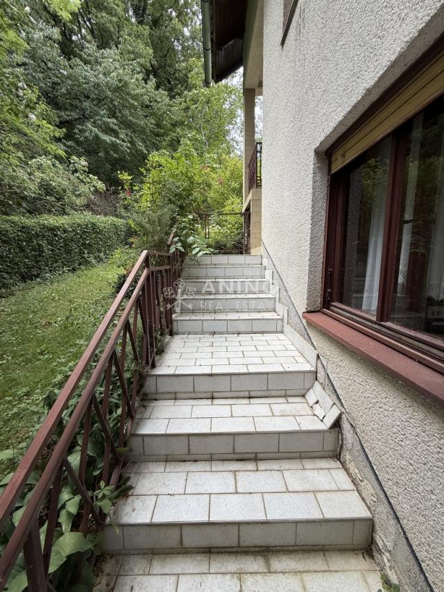 Radoboj – Prostrana obiteljska kuća s garažom i 640 m² ograđene okućnice