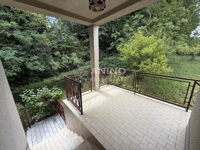 Radoboj – Prostrana obiteljska kuća s garažom i 640 m² ograđene okućnice