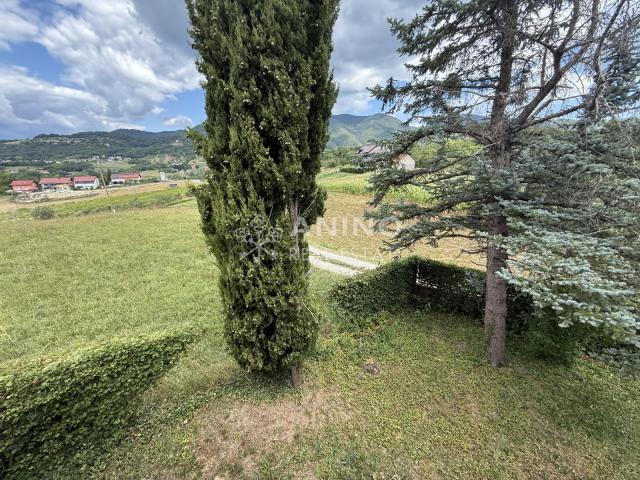 Radoboj – Prostrana obiteljska kuća s garažom i 640 m² ograđene okućnice