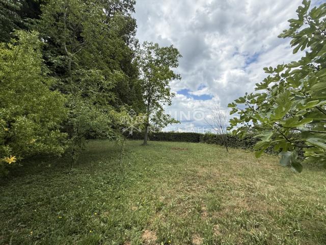 Radoboj – Prostrana obiteljska kuća s garažom i 640 m² ograđene okućnice