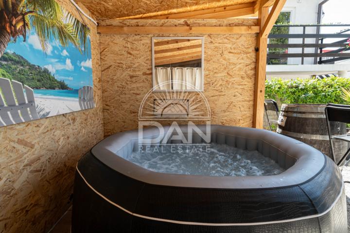 Poreč, okolica - stan na 1. katu s pogledom na more i okućnicom!