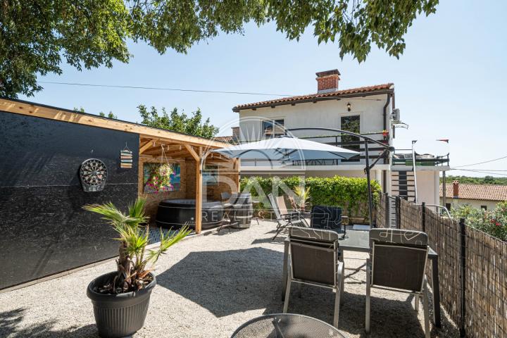 Poreč, okolica - stan na 1. katu s pogledom na more i okućnicom!