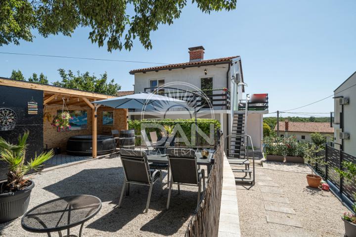 Poreč, okolica - stan na 1. katu s pogledom na more i okućnicom!