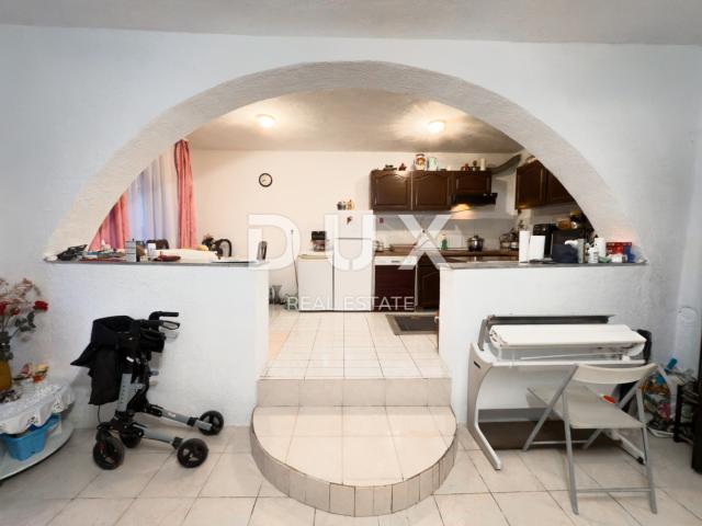 OTOK KRK, BAŠKA - Kuća s 5 apartmana i velikom okućnicom