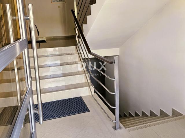 PULA, PJEŠČANA UVALA - vrhunsko namješten stan s terasom samo 150 metara od mora, parking