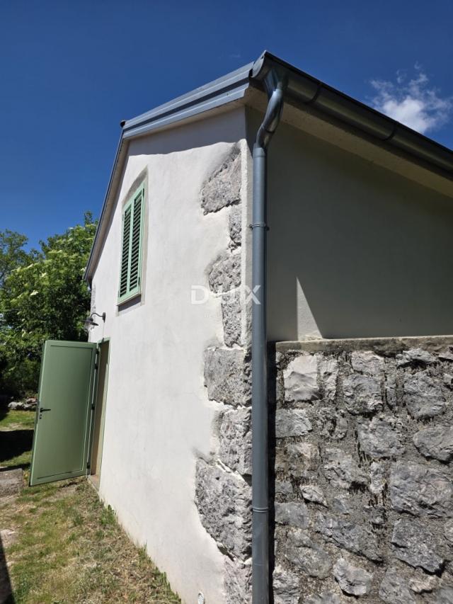 GROBNIK - Autohtona kamena kuća s pogledom na more!