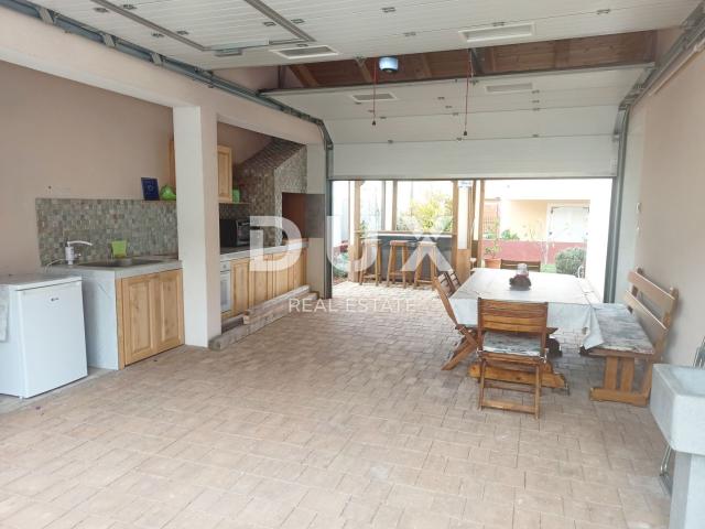 ISTRA, MEDULIN - Prizemnica s parkingom i dvorištem 120 m od plaže