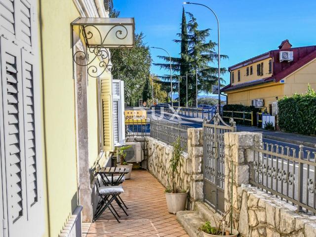 OPATIJA, CENTAR - samostojeća kuća u centru Opatije s parkingom i pogledom, 500m od mora