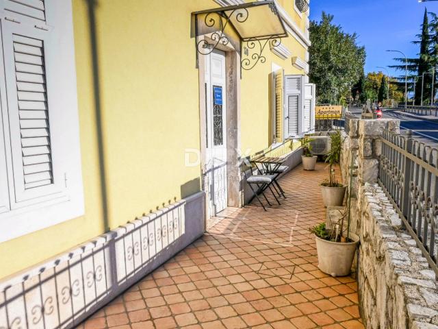 OPATIJA, CENTAR - samostojeća kuća u centru Opatije s parkingom i pogledom, 500m od mora