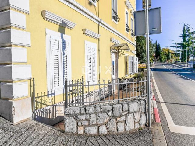 OPATIJA, CENTAR - samostojeća kuća u centru Opatije s parkingom i pogledom, 500m od mora