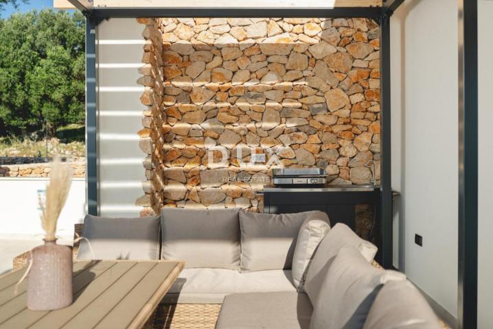 OTOK PAG, LUN  - Luksuzna villa s uhodanim poslom