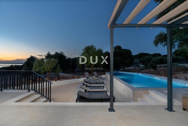 OTOK PAG, LUN  - Luksuzna villa s uhodanim poslom
