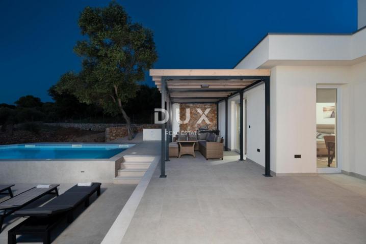 OTOK PAG, LUN  - Luksuzna villa s uhodanim poslom