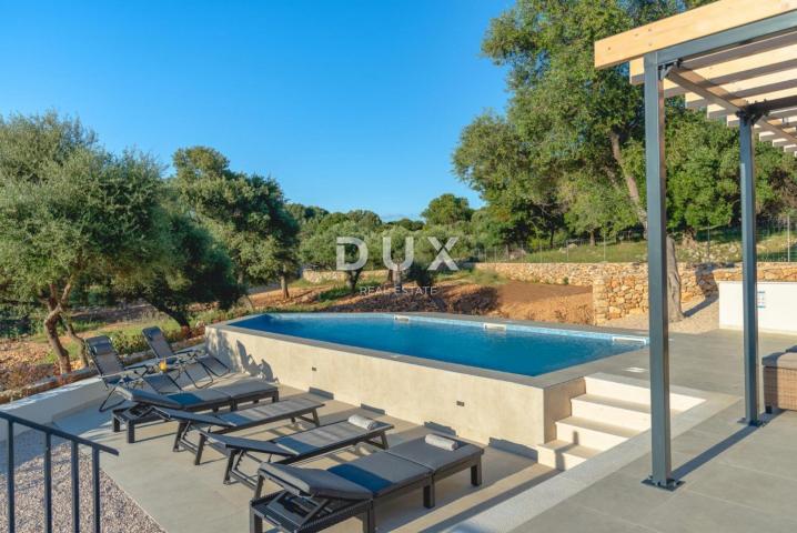 OTOK PAG, LUN  - Luksuzna villa s uhodanim poslom