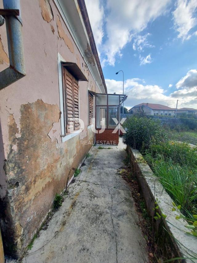 RIJEKA, KOZALA- građevinsko zemljište 1000m2 s pogledom na more + starina/kuća 110m2